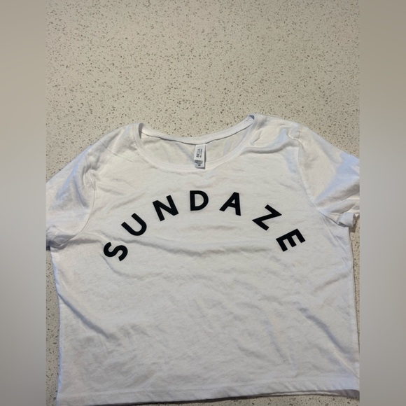 White 'SUNDAZE' Graphic Tee Women’s M/L White Crop Top by Bella - Picture 1 of 6
